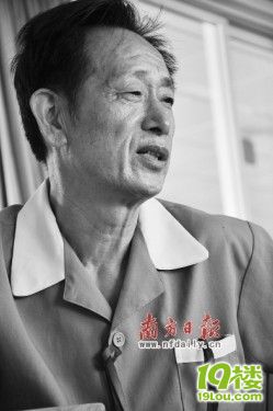 清洁工漂亮行草走红广州大学 原是高级教师(图