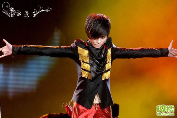 李宇春露脐装跳肚皮舞 帅气秀迈克经典舞步(高