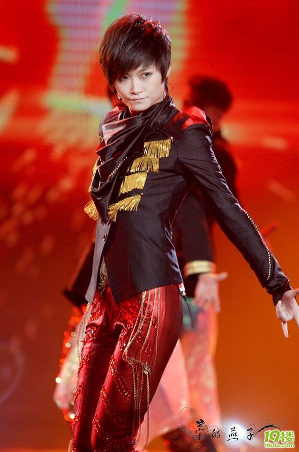 李宇春露脐装跳肚皮舞 帅气秀迈克经典舞步(高