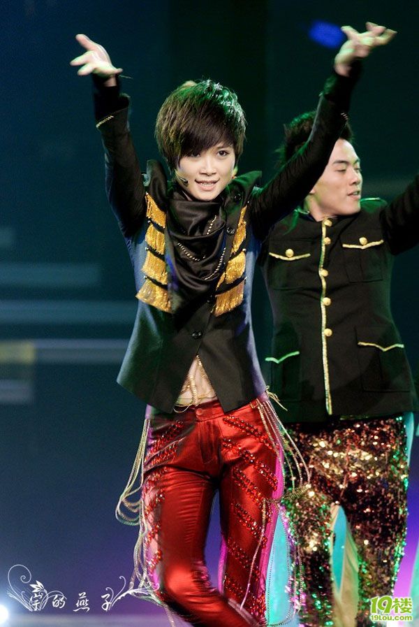 李宇春露脐装跳肚皮舞 帅气秀迈克经典舞步(高