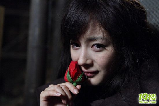 杨幂曝《孤岛》未公开结局: 拈花微笑成神秘杀