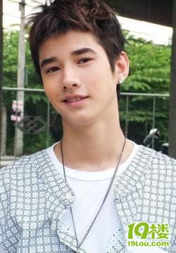 坏坏惹人爱:那些惯用一侧嘴角微笑的帅哥们。