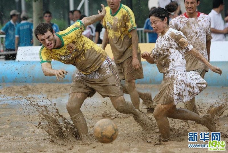 泥浆足球世界杯首赛: 中国安洁队 2:2踢平新西