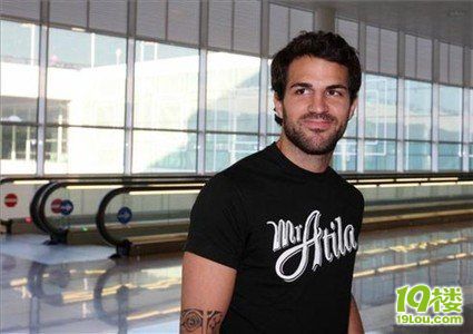 小法飞抵巴塞罗那周一签约 天价合同细节曝光