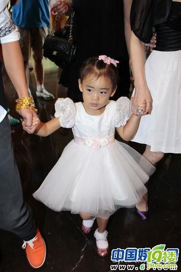 高云翔娶董璇顾长卫导吻戏 佟大为女儿当花童