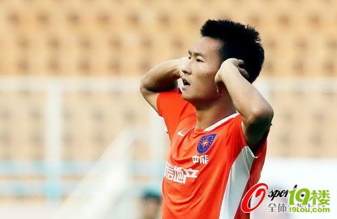 北京客場0-1青島19場首敗 小將破門鄭龍中柱