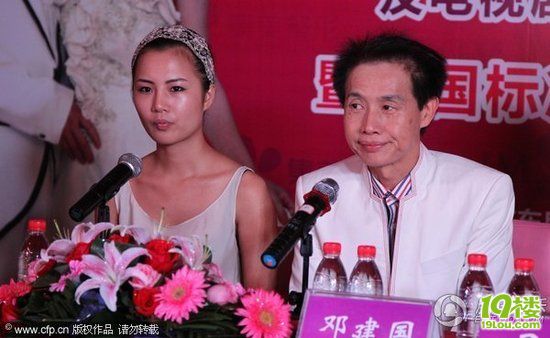 邓建国黑衣彪汉护驾似大佬 欲做整容取悦小娇