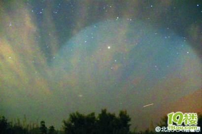 飞行员微博报告上海区域上空出现巨型UFO航