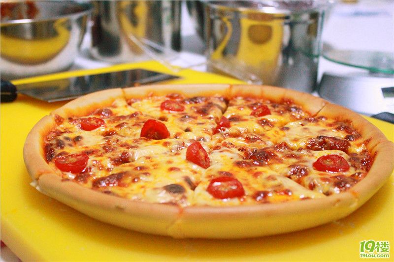 出品》意大利萨拉米香肠披萨和玛格丽特披萨-