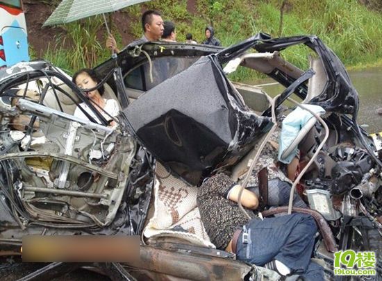 四川蓬溪发生惨烈车祸 轿车被撞碎3人亡(图)-车