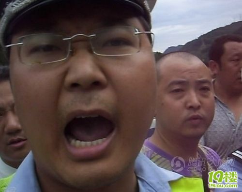 绵阳一交警向司机咆哮:我业务素质差关你xx事