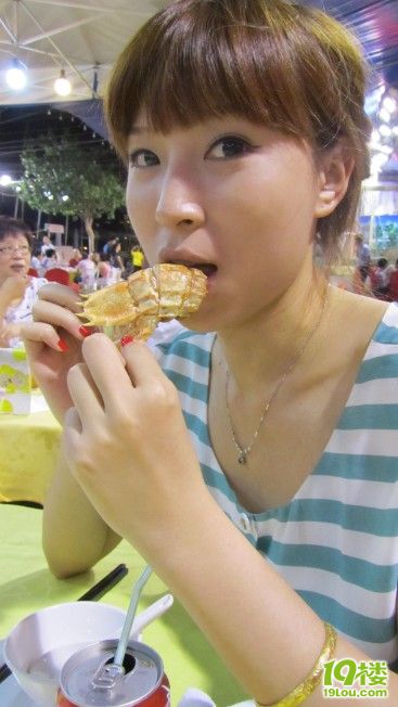 <em>两姐妹</em>港澳自由行,Farewell to the 22 years old