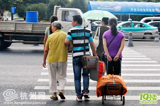 走路的有车族 更懂得行人遵守交通秩序的重要