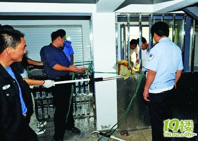 藏獒咬伤5人被警方打死 受伤男童病情稳定(组