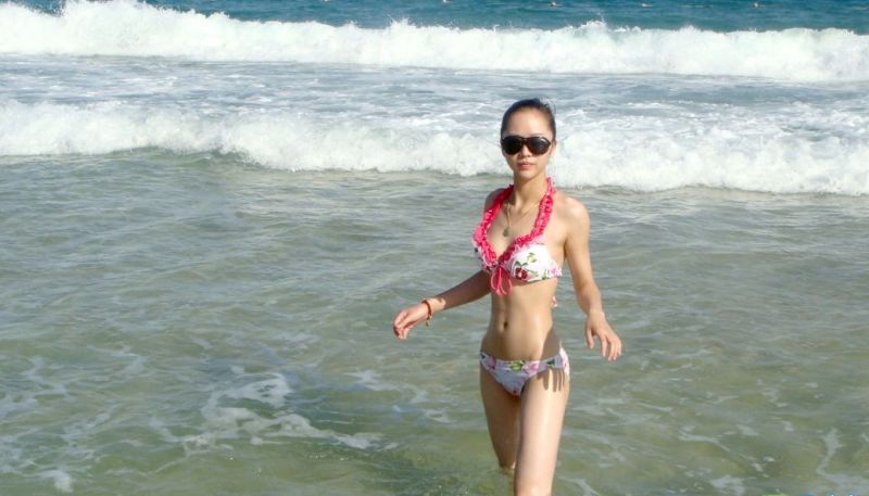 海边起浪花了,有位<em>美女</em>穿着<em>游装</em>,被我卡擦了下