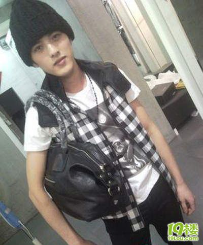 温州最帅男医生微博求学 网友指其利用名气(