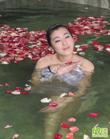 国足小将张文钊微博晒婚事 娇妻是车模(图)-体