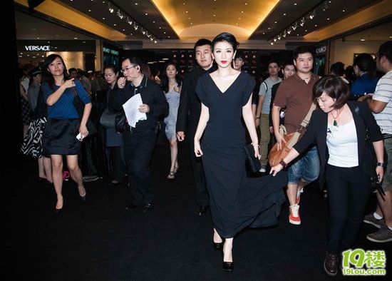 黄奕低胸晚装现身酒店跟班多 获专人提裙显大