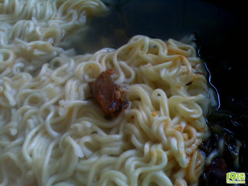 最爱的统一老坛酸菜牛头面竟吃出了蛆虫,黑虫