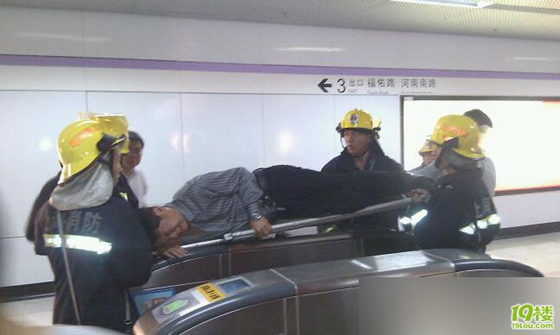 现场:上海地铁10号线列车追尾(图)-转贴之王-杭