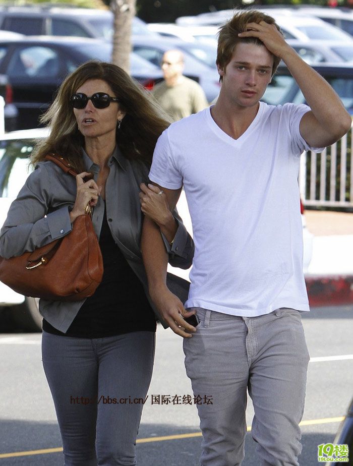 施瓦辛格离婚后首次全家团聚 星二代帕特里克