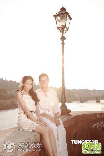 莫文蔚重游初恋约会地 与未婚夫合照背景为墓