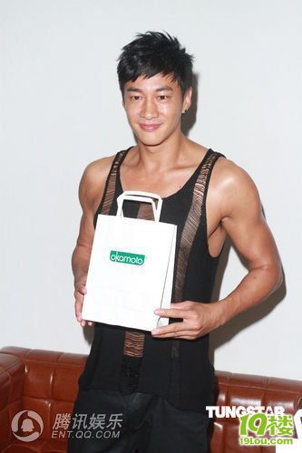 何润东拍摄安全套广告 黑丝背心秀肌肉引尖叫