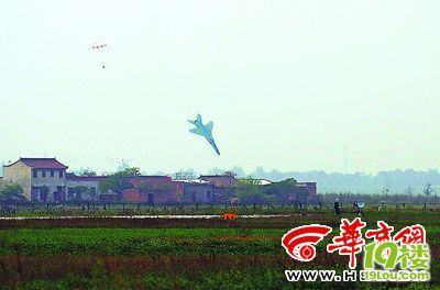 国产飞豹战机坠毁目击:火球伴着浓烟升起数十