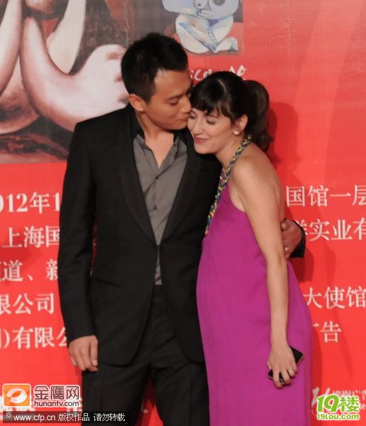 刘烨与大肚妻当众热吻 宣布妻子再度怀孕-八卦