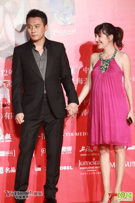 刘烨携再孕大肚妻亮相 当众热吻秀足恩爱-八卦