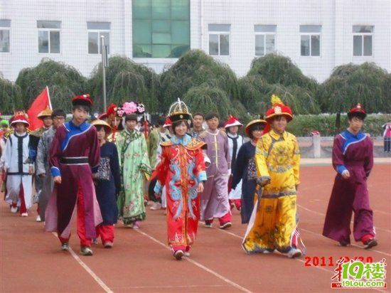 高中生穿皇軍服和漢奸服參加校運動會(組圖)