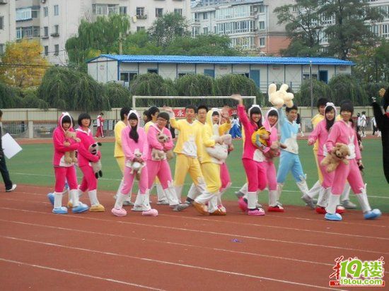 高中生穿皇軍服和漢奸服參加校運動會(組圖)