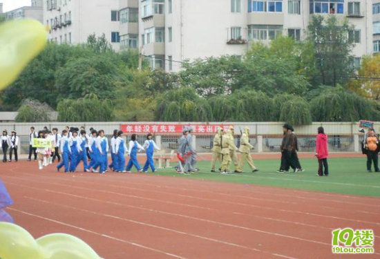 高中生穿皇軍服和漢奸服參加校運動會(組圖)