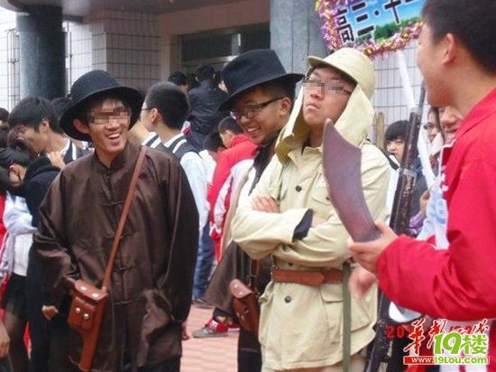 高中生穿皇軍服和漢奸服參加校運動會(組圖)