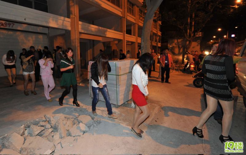 福建泉州夜间扫黄 站街女慌张乱跑-转贴之王
