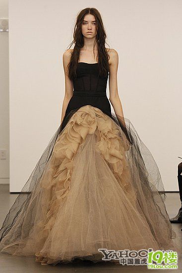 婚纱女王玩另类 圣洁礼服全变黑寡妇装-时尚资