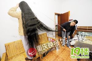 1.56米<em>身高</em>女子<em>头发</em>长2.1米 15年未剪过(组图)