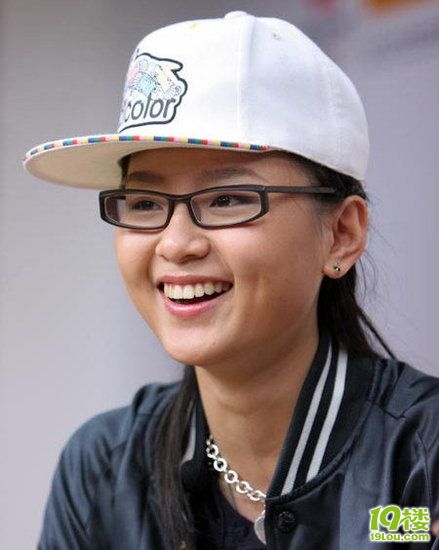 脸上有坑的才叫美女!-明星·Beauty-美容护肤-