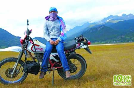 男子不离弃患重症女友 驱车2000公里载女友圆