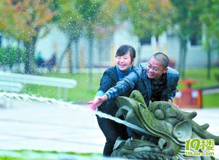 男子不离弃患重症女友 驱车2000公里载女友圆