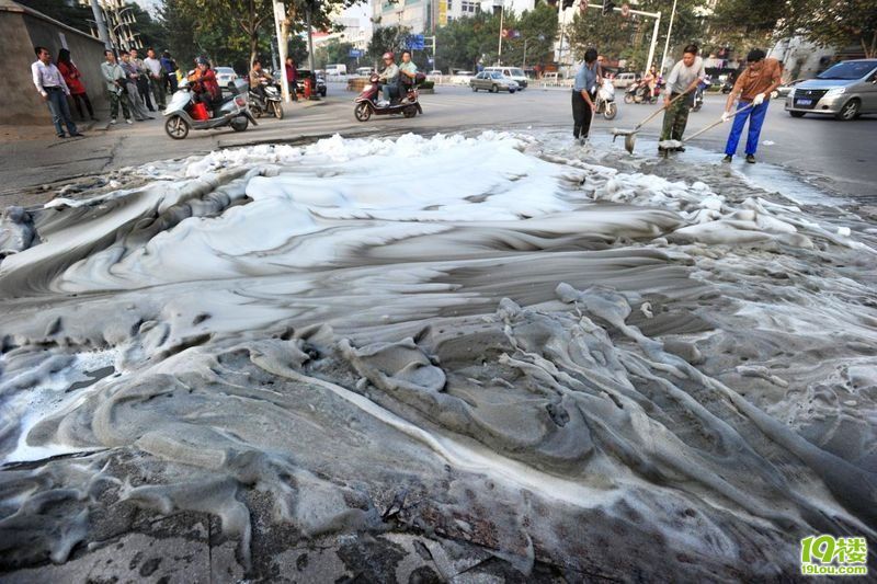 武汉:地面突然开裂冒出白色泡沫(高清组图)-早