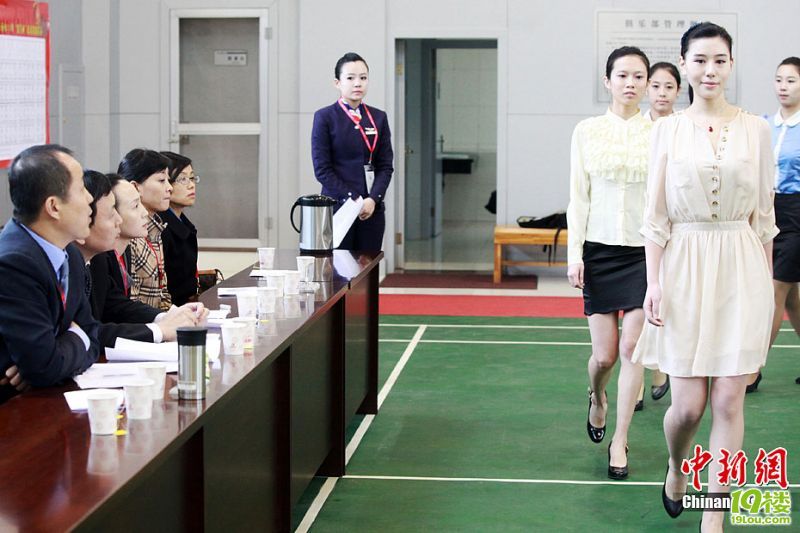 <em>空姐</em>招聘放宽<em>学历要求</em> 女大学毕业生争抢报名