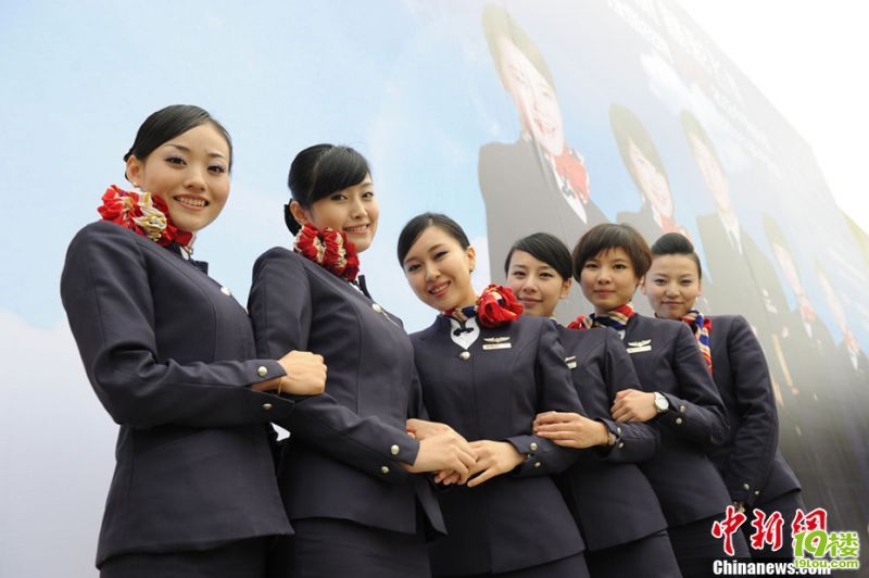 空姐招聘放宽学历要求 女大学毕业生争抢报名