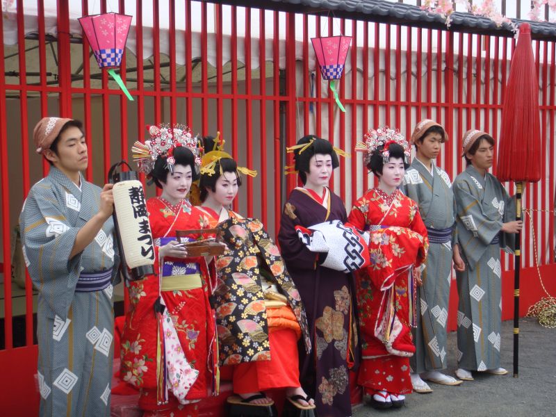 日本 美女 穿和服 好像说是德川家的后人。-边