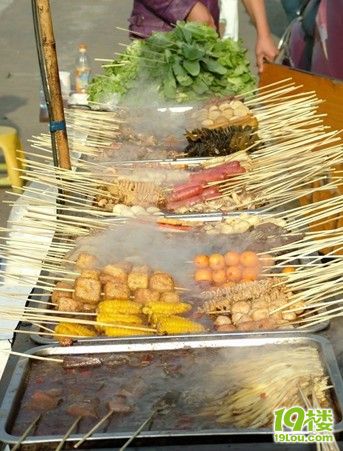 常吃街边麻辣烫 女生患上胃黏膜糜烂-食用八卦