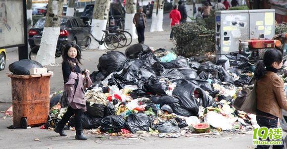 环卫工人不满待遇集体停工 随街倾倒垃圾(图)-