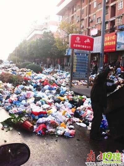 环卫工人不满待遇集体停工 随街倾倒垃圾(图)-