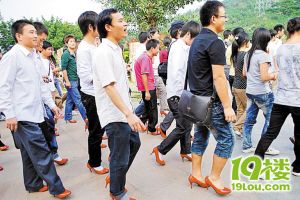 【天天转帖】深圳50多名男性穿上高跟鞋 倡导