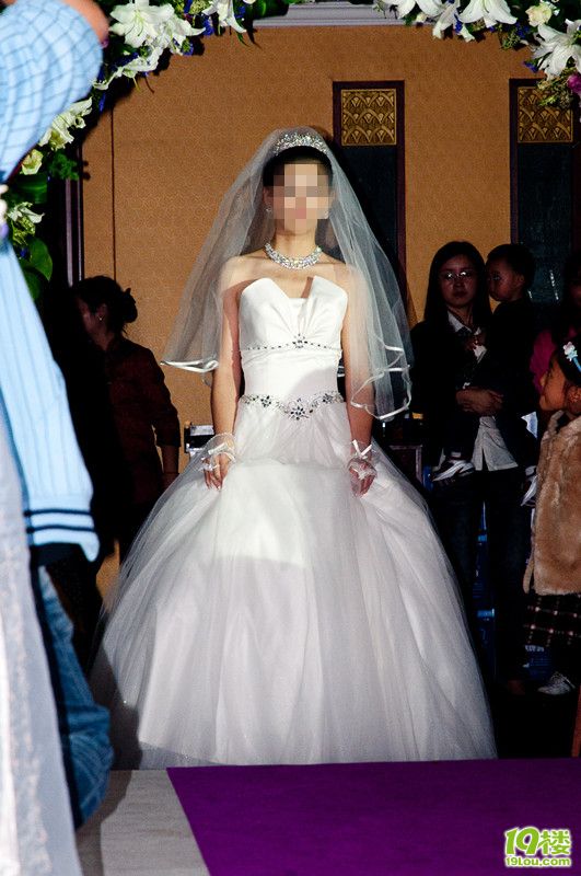 大方美丽的婚纱礼服和旗袍,适合身高165-170之