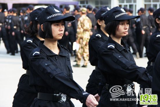 杭州地铁警察啥模样? 80后,高学历,还有防爆装